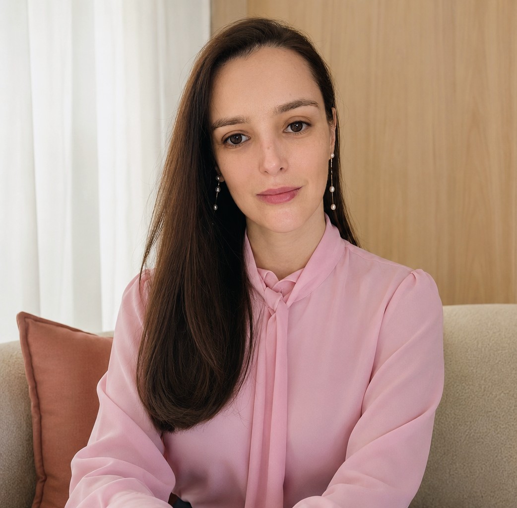 Aline Khidir, sentada e sorrindo