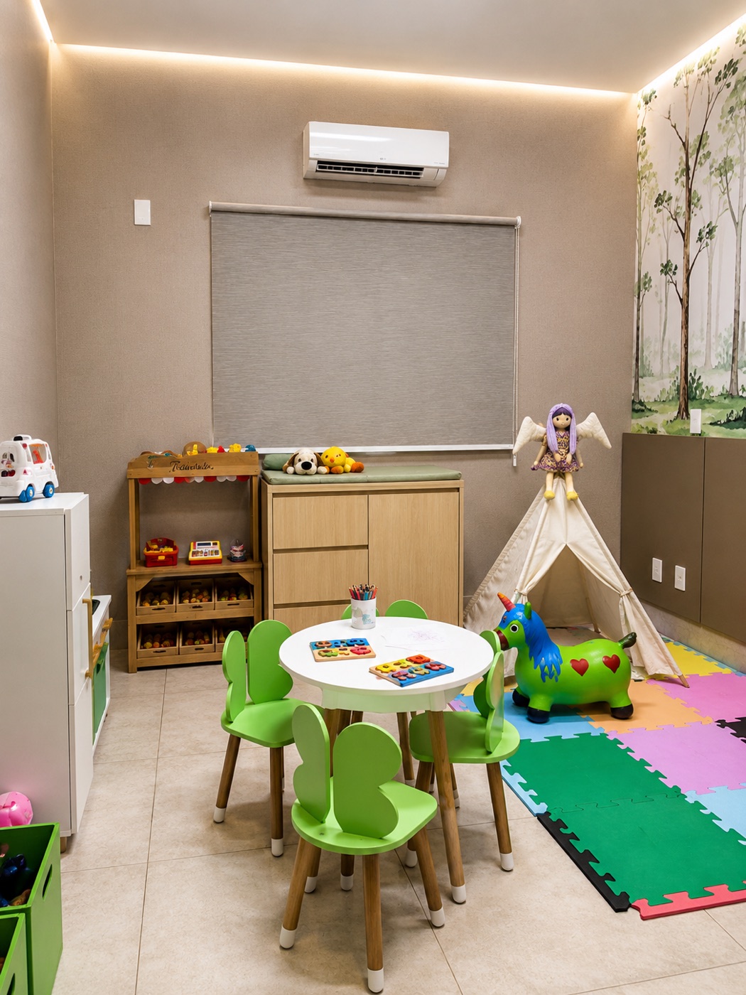 Brinquedoteca com mesa infantil, cabana e mural de floresta